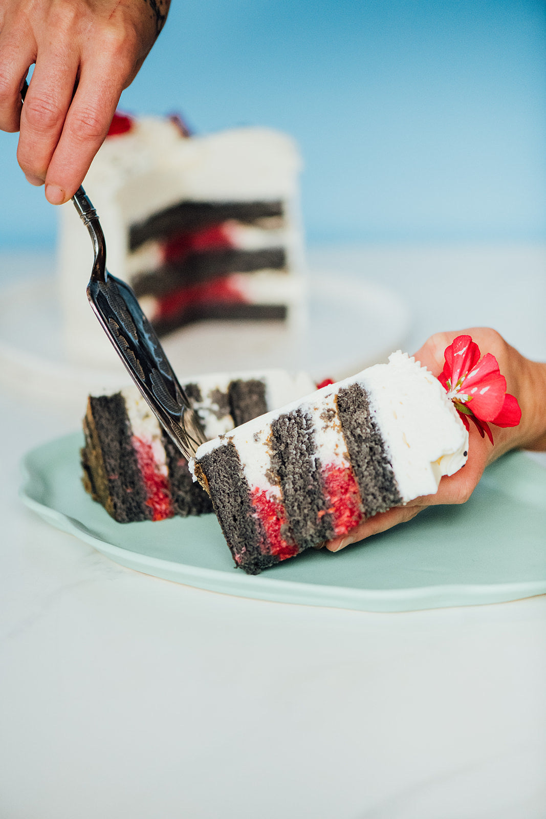 Gâteau sésame noir, framboise et Yuzu