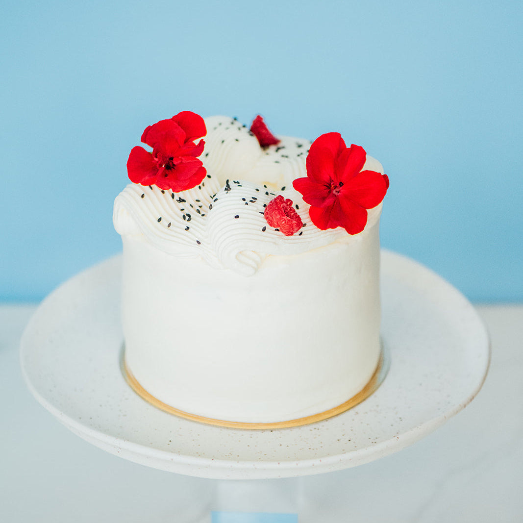 Gâteau sésame noir, framboise et Yuzu