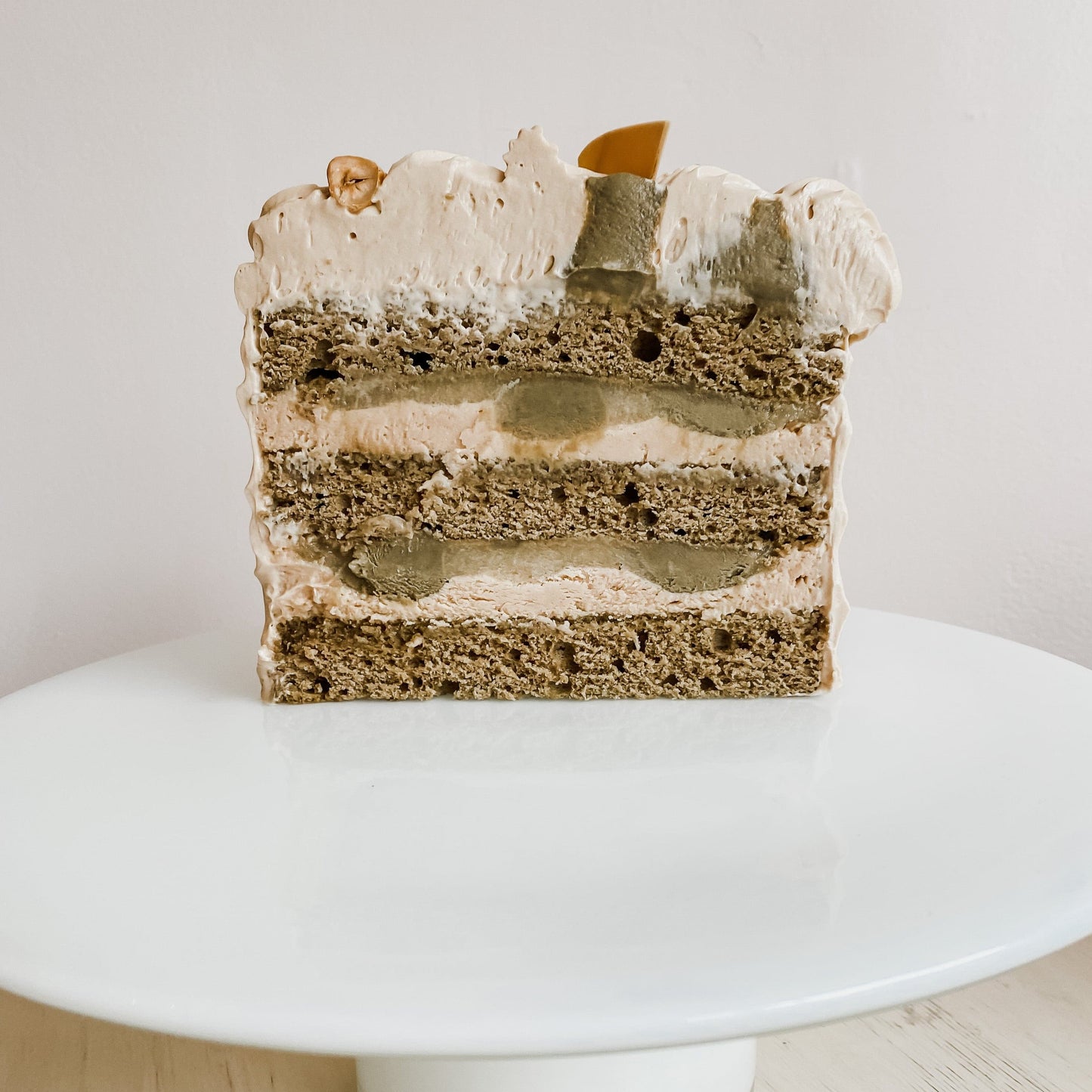 Gâteau monté Hojicha-poire-noisette