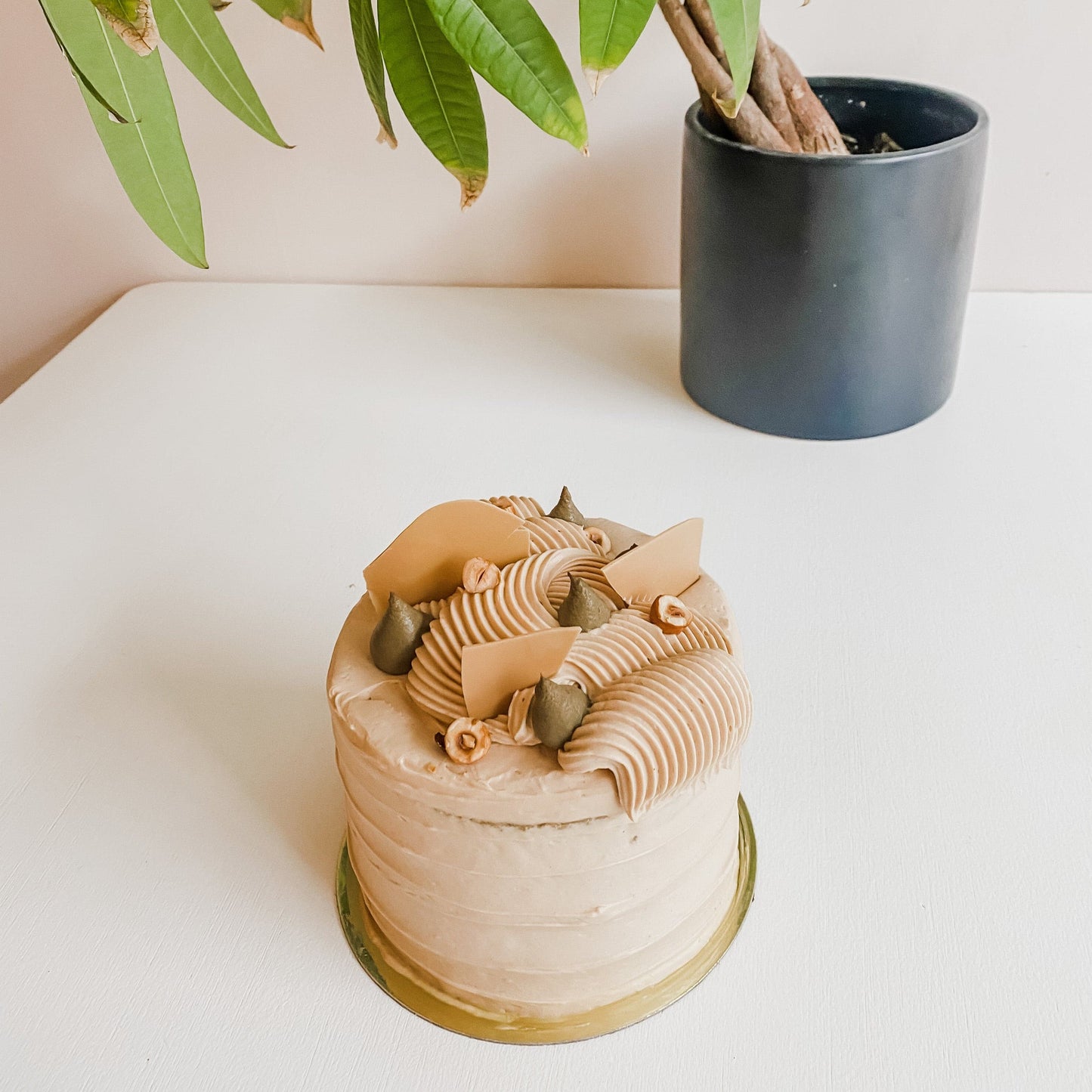 Gâteau monté Hojicha-poire-noisette