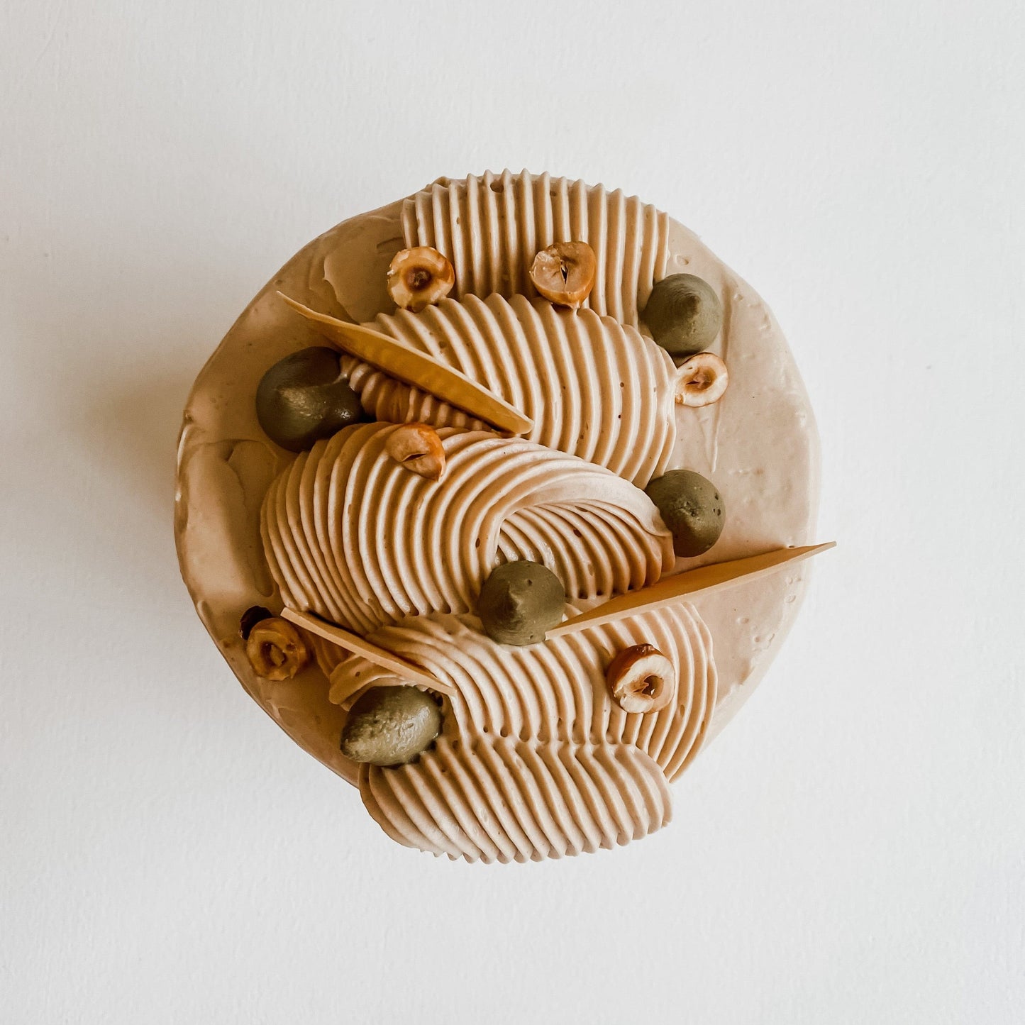 Gâteau monté Hojicha-poire-noisette